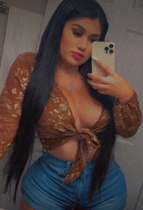 Gabby t (@soygabssssbaeeee) onlyfans model from Utah picture wearing a blouse