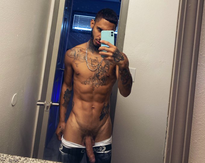 KhaosLeon anulingus modèle onlyfans debout sans vêtements montrant sa grosse bite