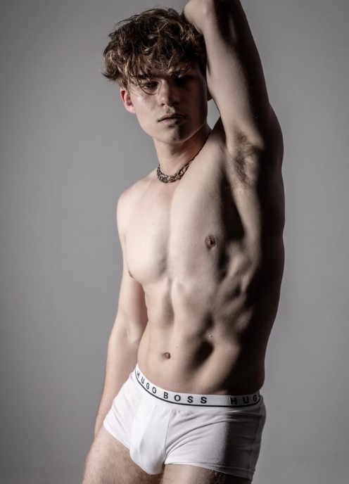 frosty (@frostyonly) onlyfans influencer tiktok suplente con ropa interior blanca