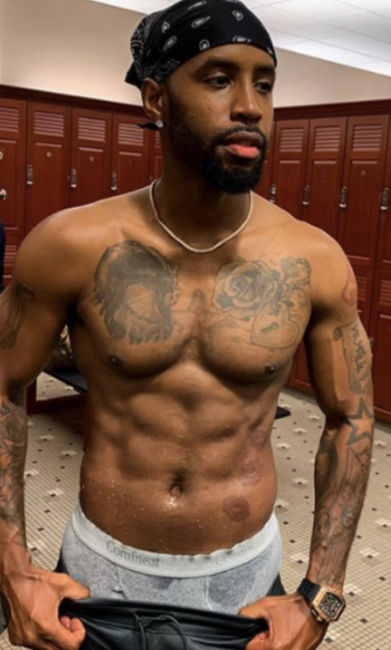 Safaree Samuels, il creatore di OnlyFans più pagato, in piedi a torso nudo