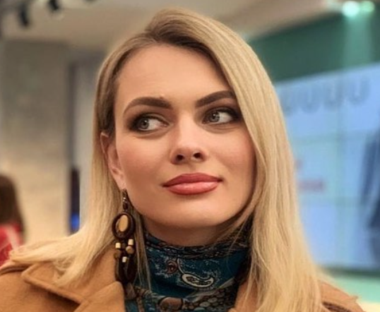 Margot Robbie OnlyFans lookalike Anastasyia Princhina Zaharova posing for a face shot.