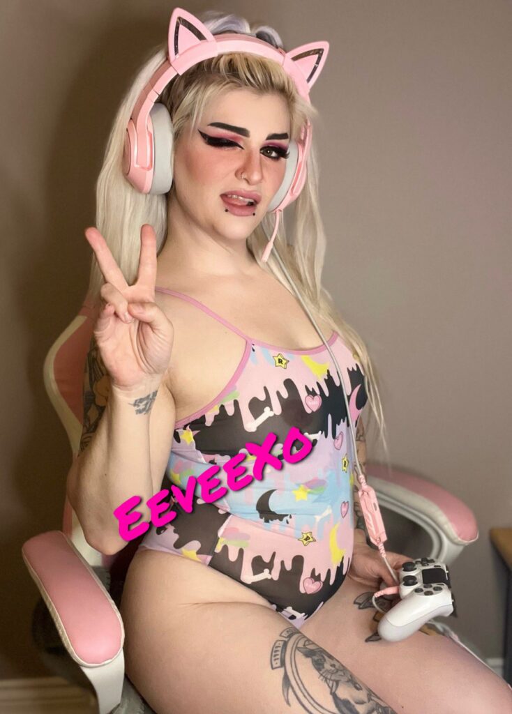 @eeveexo Eeveexo OnlyFans wearing her gamer headphones and taking a picture for the camera 